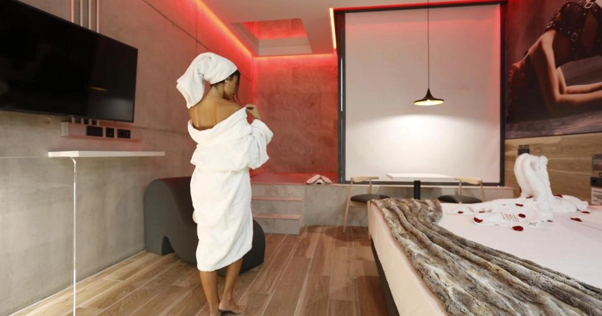 Escapada Romántica a Love Hotel con Jacuzzi y Desayuno cerca de Valencia