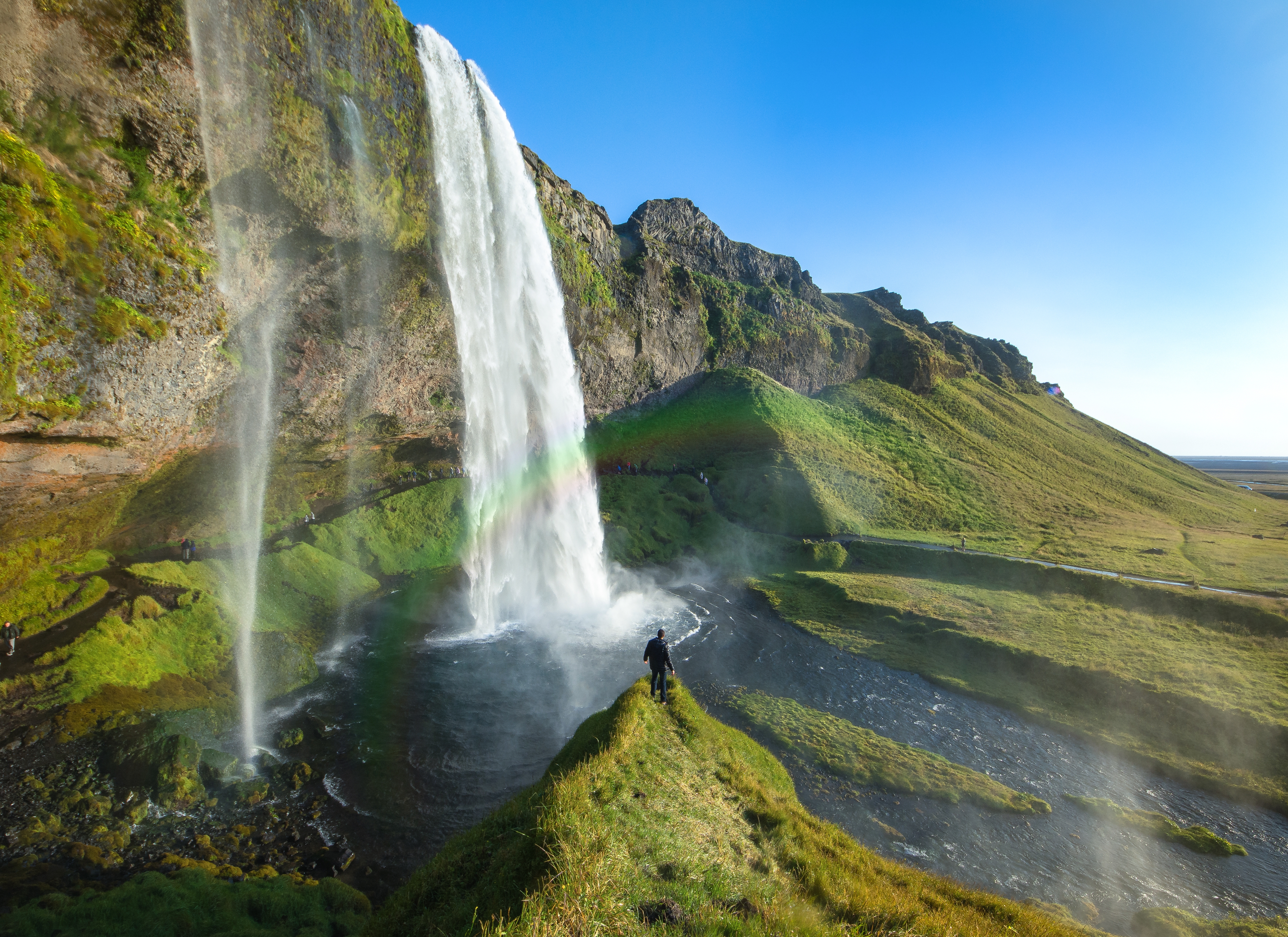 Seljalandsfoss_Wasserfall-Island_shutterstock_733251742