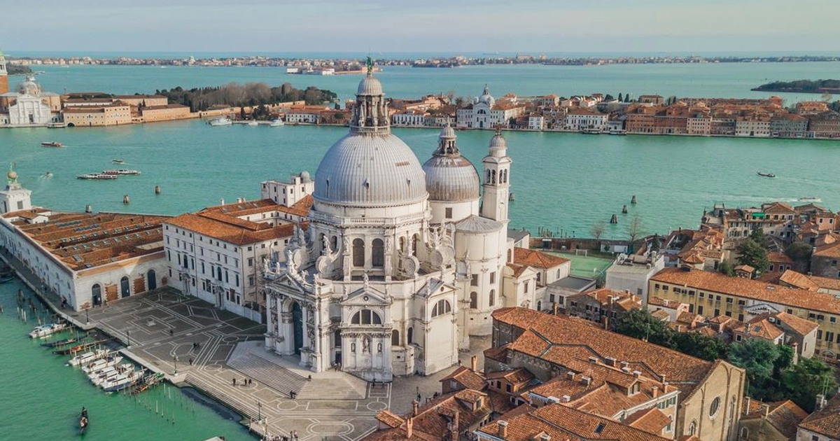 Nochevieja Mágica en Venecia: 2 Noches con Vuelos Incluidos