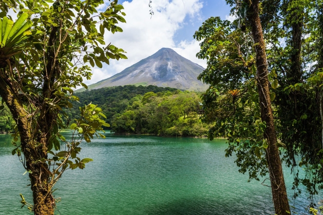 SEO-costa-rica-el-arenal-see-vulkan-baeume-foto-parkol