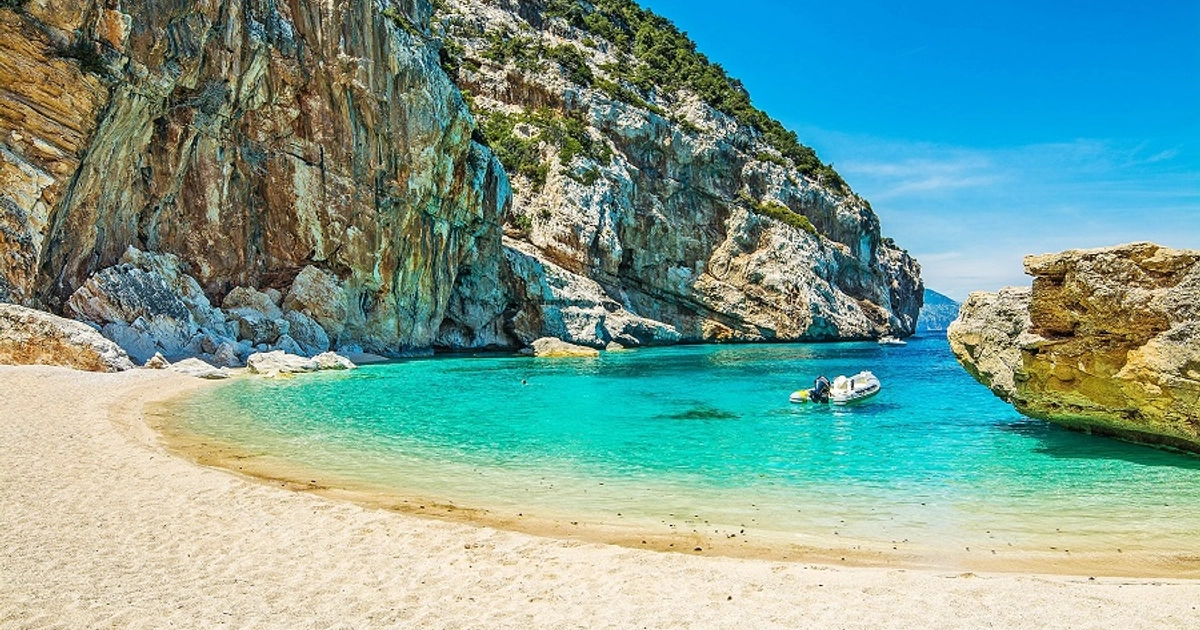 Escapada a Cerdeña: 4 Noches con Vuelos Incluidos por Solo 115€