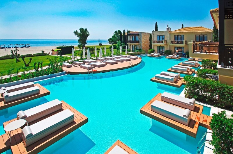  Mediterranean Village Hotel & Spa_Liegen_im_Pool.jfif
