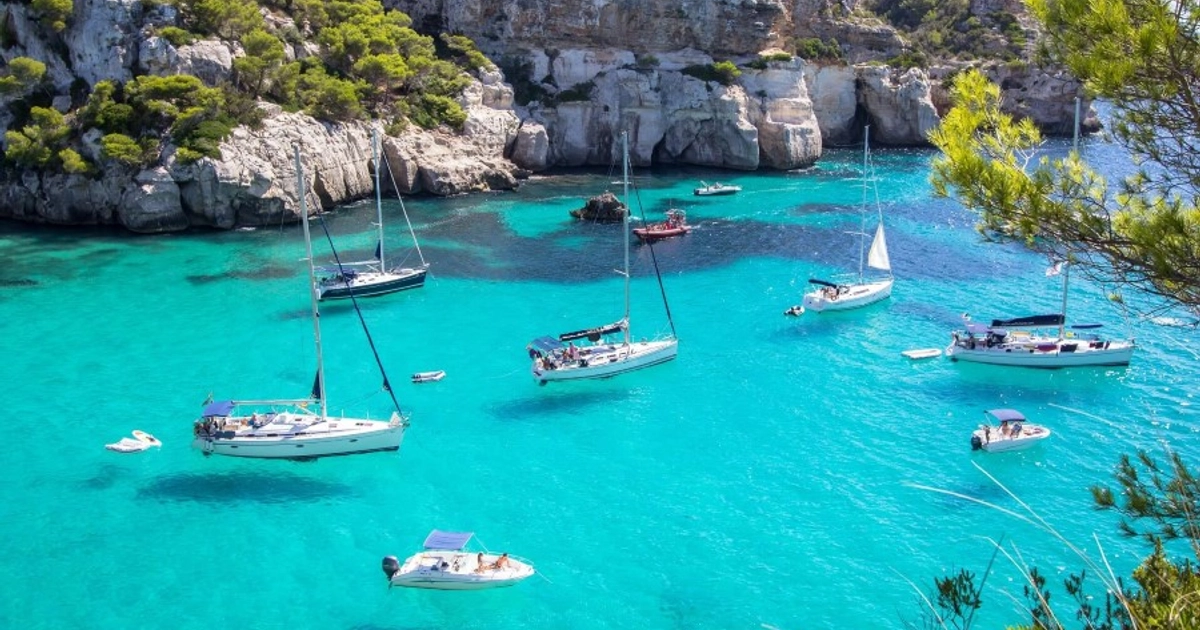 Escapada a Menorca: 4 Noches en Hotel 4* con Media Pensión y Vuelos Incluidos