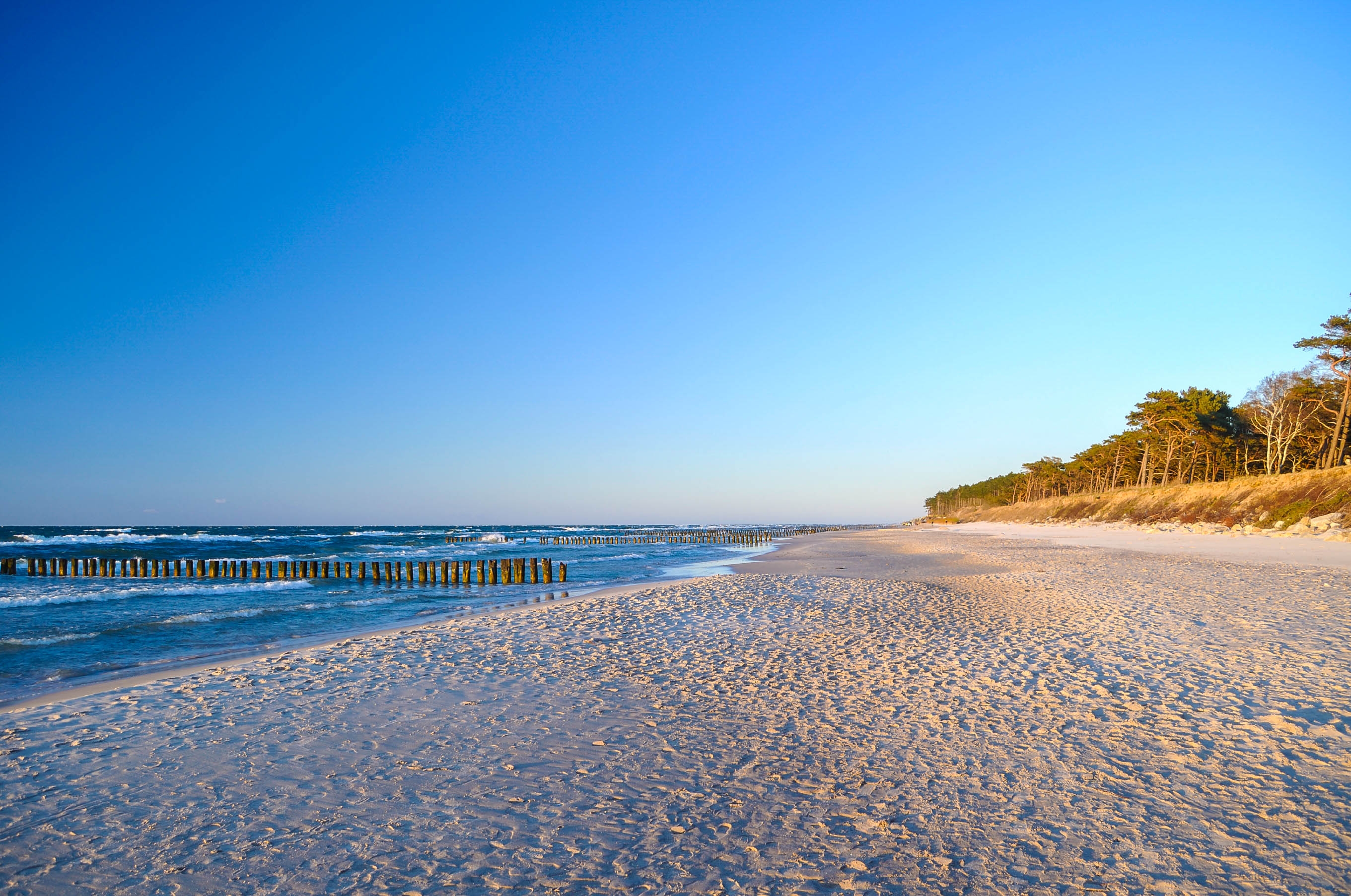 Sand-Strand-Meer-und-Himmel-Baltic-Sea-Polen-iStock_000016939503_Large-2
