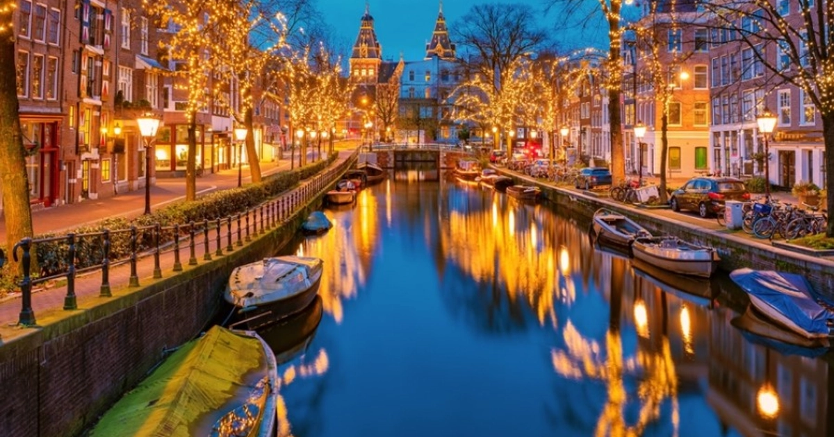 Escápate a Ámsterdam en Navidad: Vuelos + 4 Noches de Hotel por Solo 308€