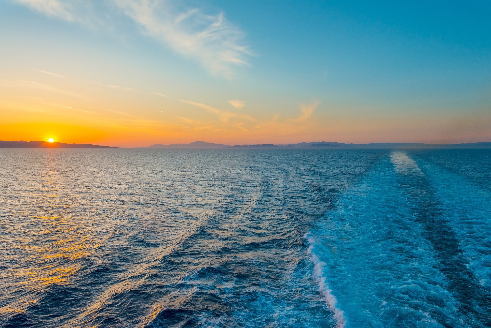 kreuzfahrtschiff_sonnenuntergang_meer_
