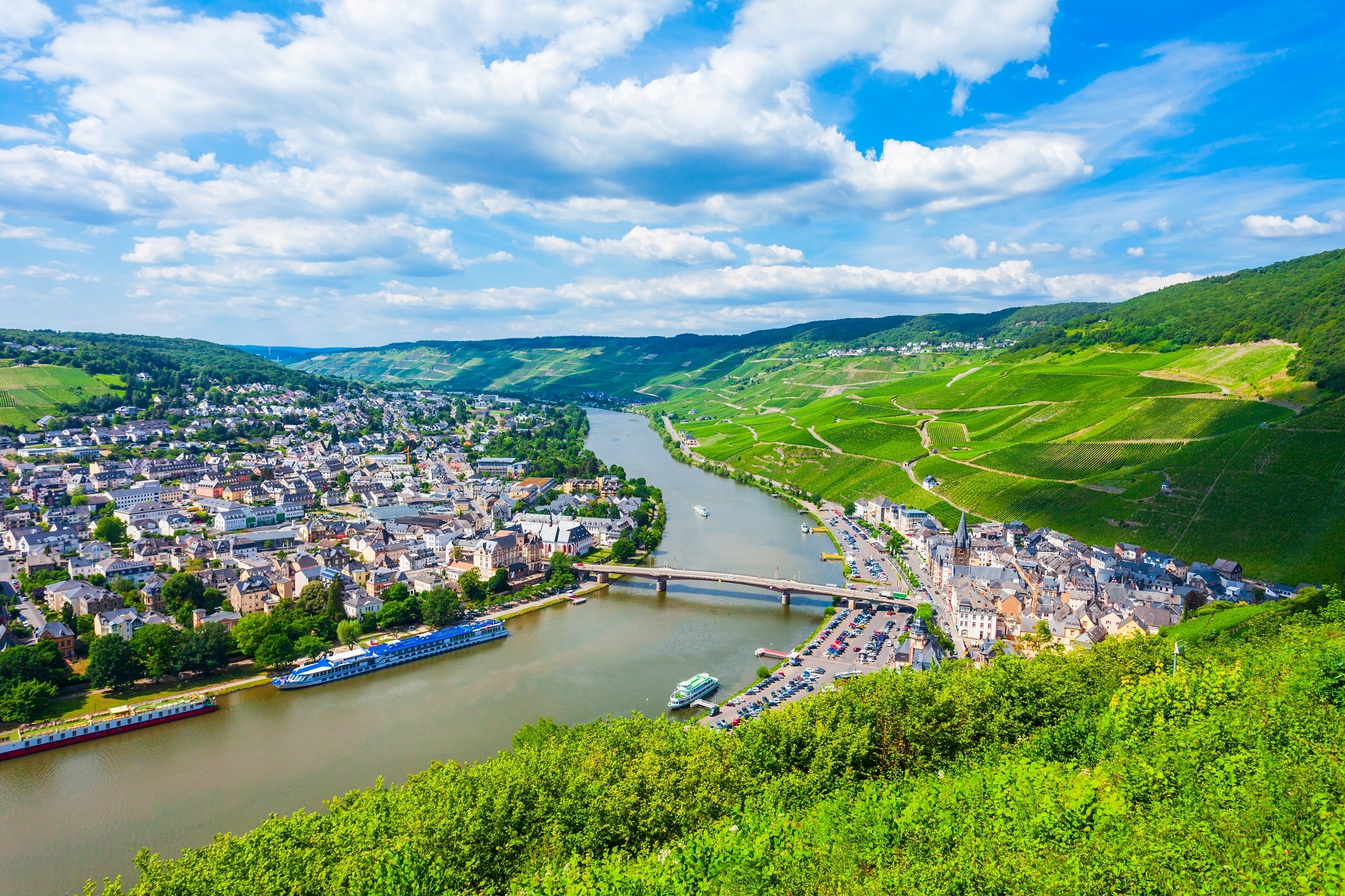 Bernkastel Kues Luftpanoramasicht. Bernkastel-Kues ist ein bekanntes Weinbauzentrum auf der Mosel.