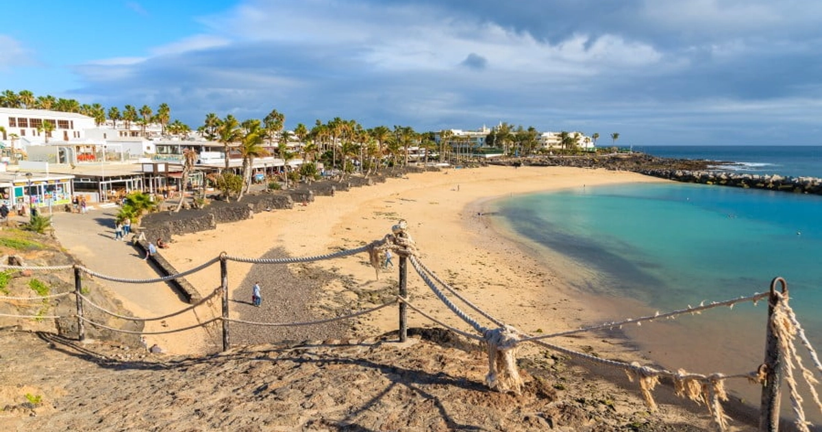 Escapada a Lanzarote: 3 Noches en Apartamento con Vuelos para Grupos y Familias