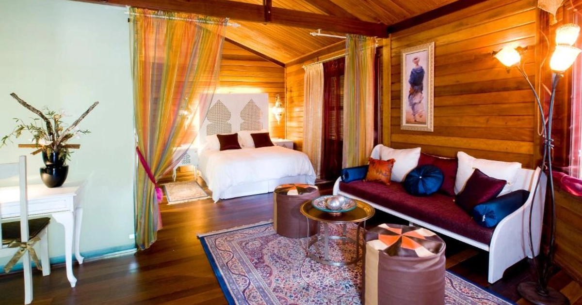 Escapada Romántica Deluxe: Bungalow con Desayuno y Cava cerca de Madrid