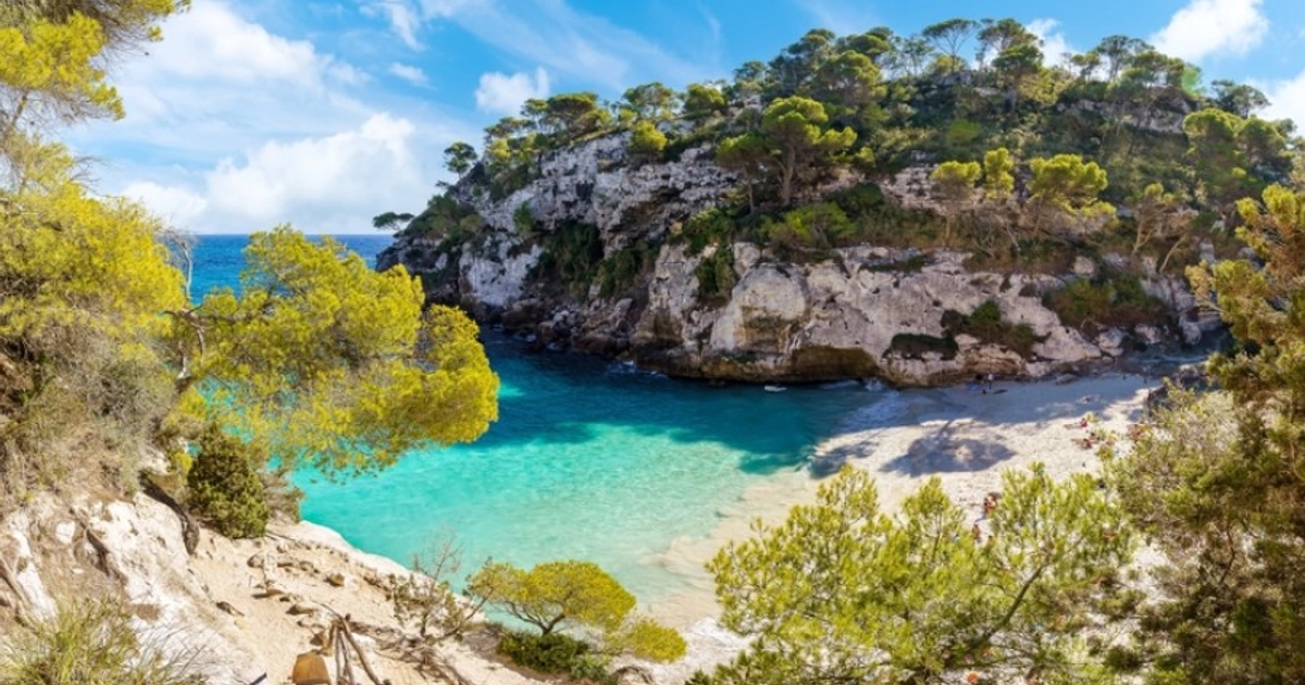 Escapada de 3 Noches a Menorca en Septiembre con Vuelos y Hotel Junto a la Playa