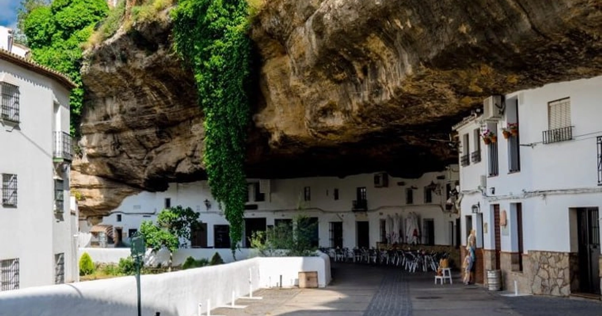 Escapada a Setenil de las Bodegas: Noche en Pueblo entre Rocas