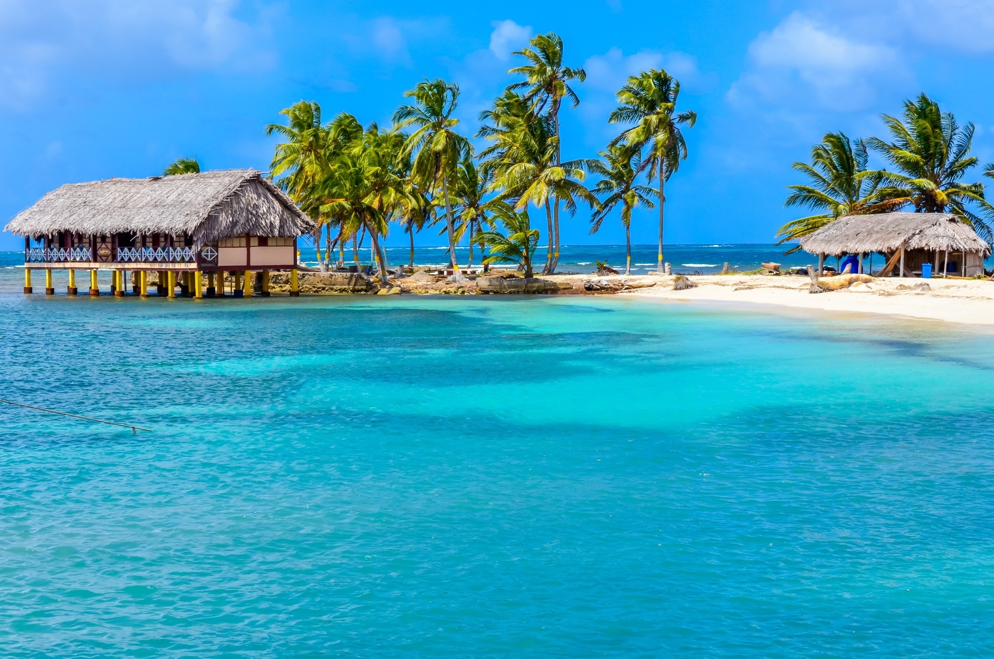 Schöner einsamer Strand in der Karibik San Blas Insel, Kuna Yala, Panama. Türkisfarbenes tropisches Meer, Reiseziel für Paradiese, Zentralamerika_shutterstock_735719860