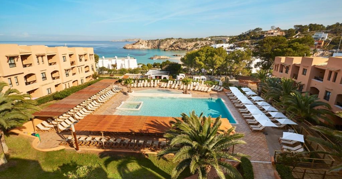 Escapada a Ibiza: Hotel 5* Todo Incluido + Ferry + Coche desde 432€
