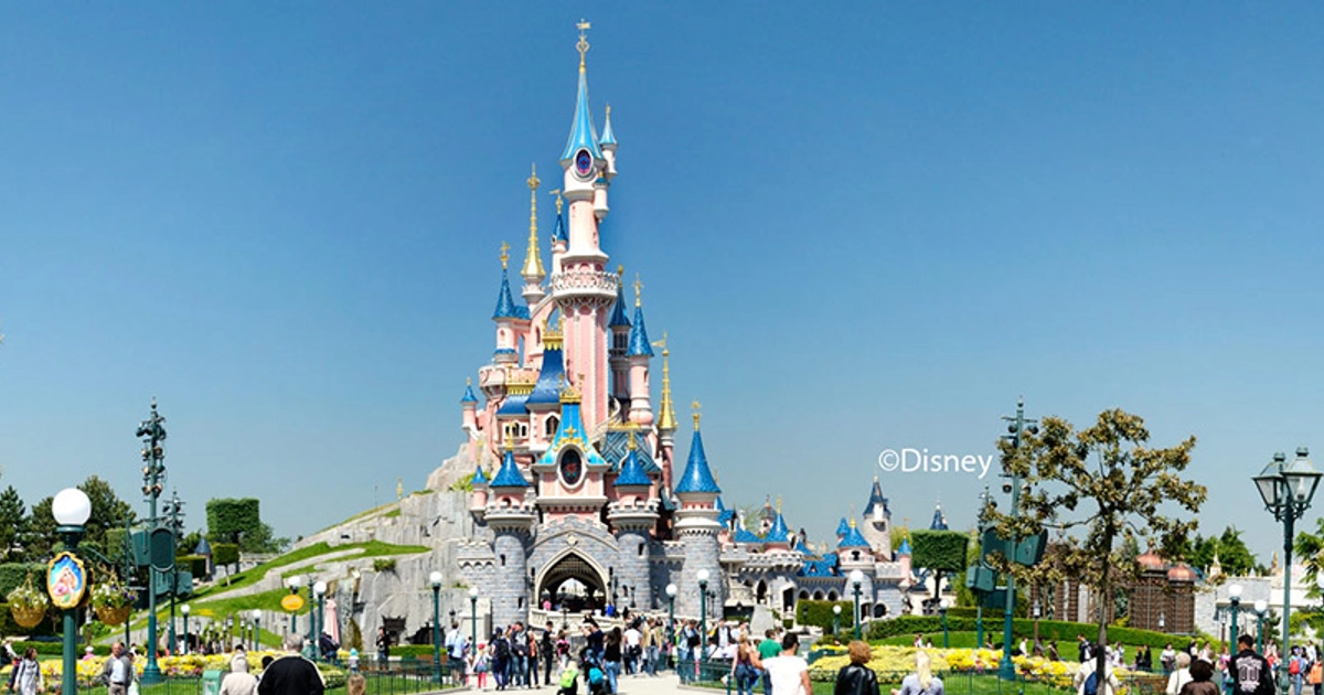 Escapada Mágica a Disneyland®: Hotel con Desayuno, Entradas y Transporte Incluido