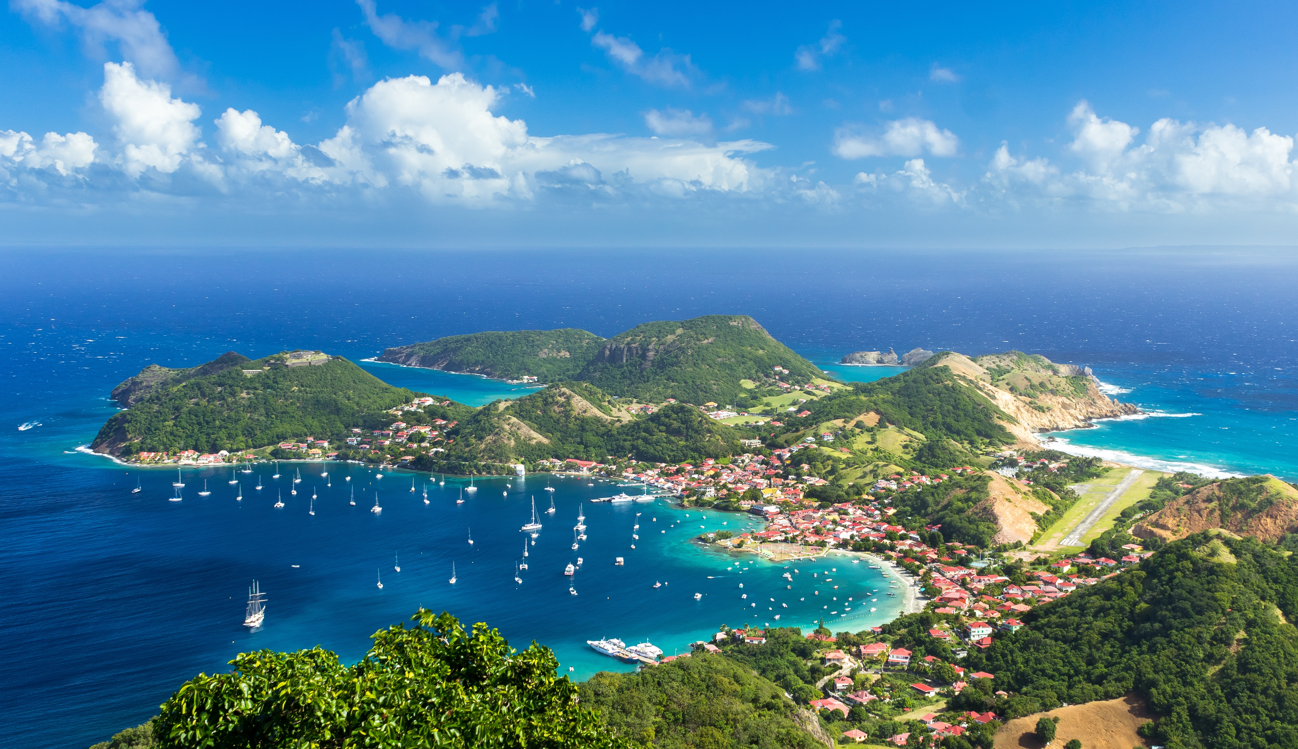 Ausblick_auf_die_Inselstadt_in_Guadeloupe_shutterstock_544456366.jpg