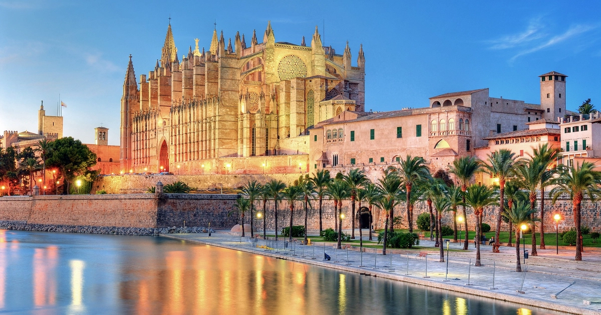 Fin de Semana en Mallorca: Hotel en Playa con Desayunos y Vuelos
