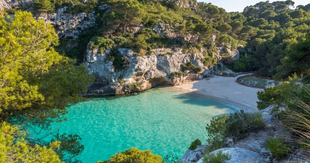 Vacaciones en Menorca para Grupos: 3 Noches con Vuelos Incluidos por Solo 117€