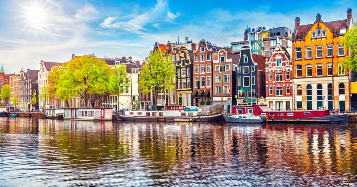 Escapada de Fin de Semana a Ámsterdam: Vuelos + Hotel 4* por 243€