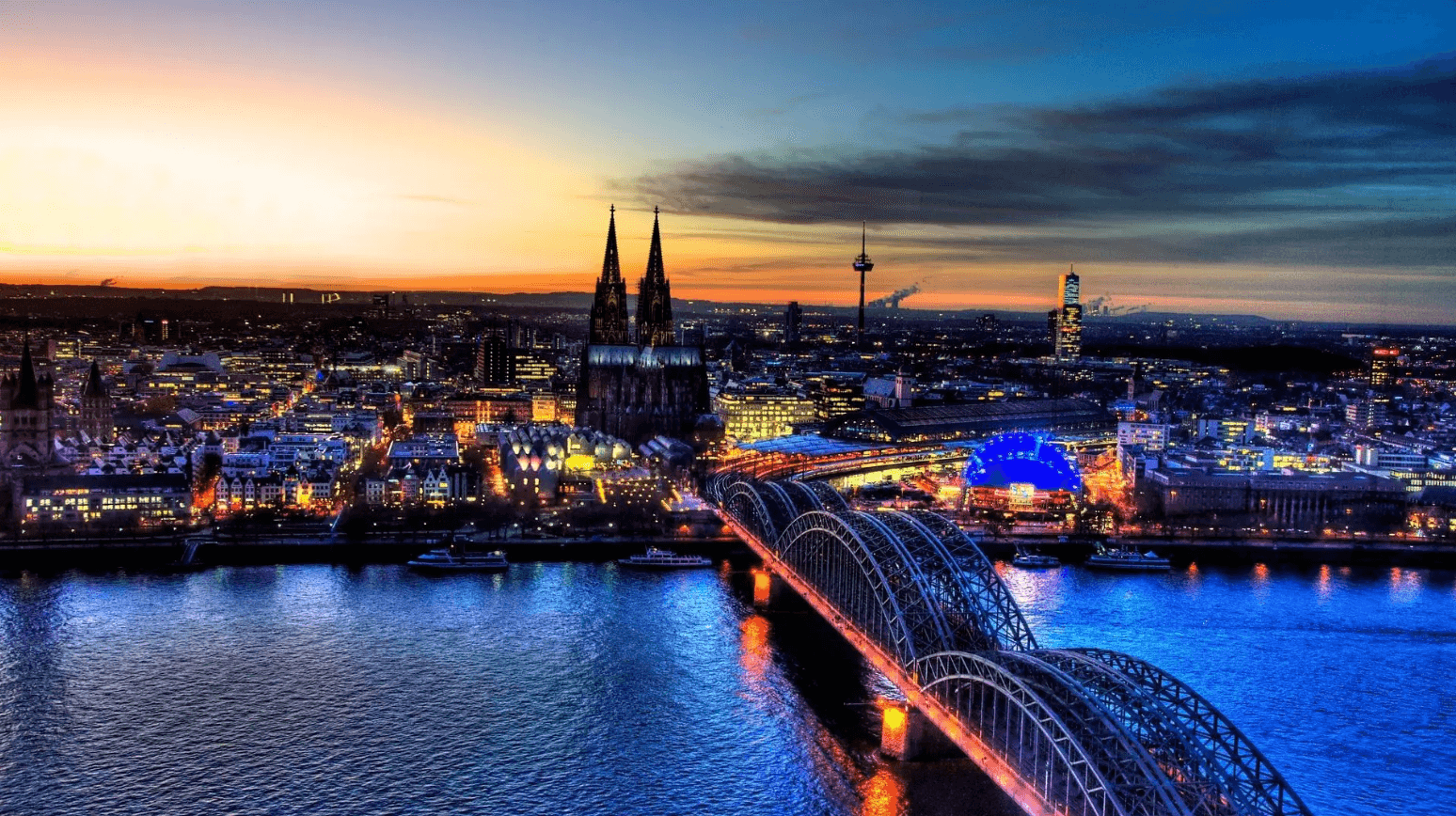 Köln_Skyline_Rhein_bei_Nacht